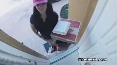 Pizza delivery chick makes some extra for cash - sunporno.com