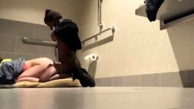 Sexe de couple interracial dans les toilettes publiques - drtuber