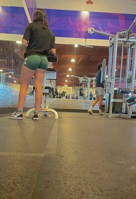 gym candid booty latina - voyeurhit.com