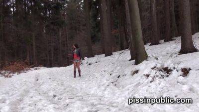 Daria Glover skates around in snow to find a proper place to pee - sexu.com