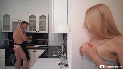 Blonde wants to fuck instead of breakfast - hotmovs.com